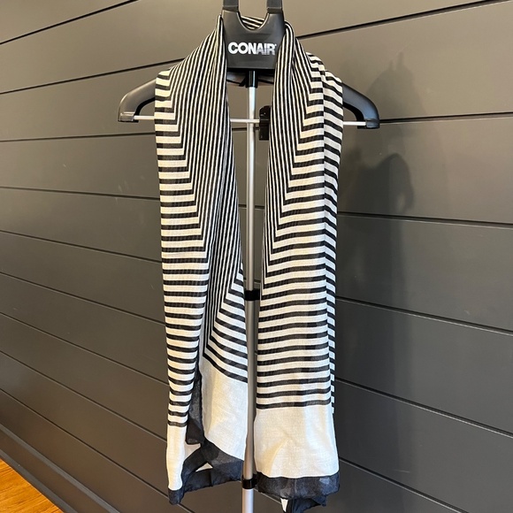 Beautiful Long Cream and Black Scarf - Picture 4 of 7